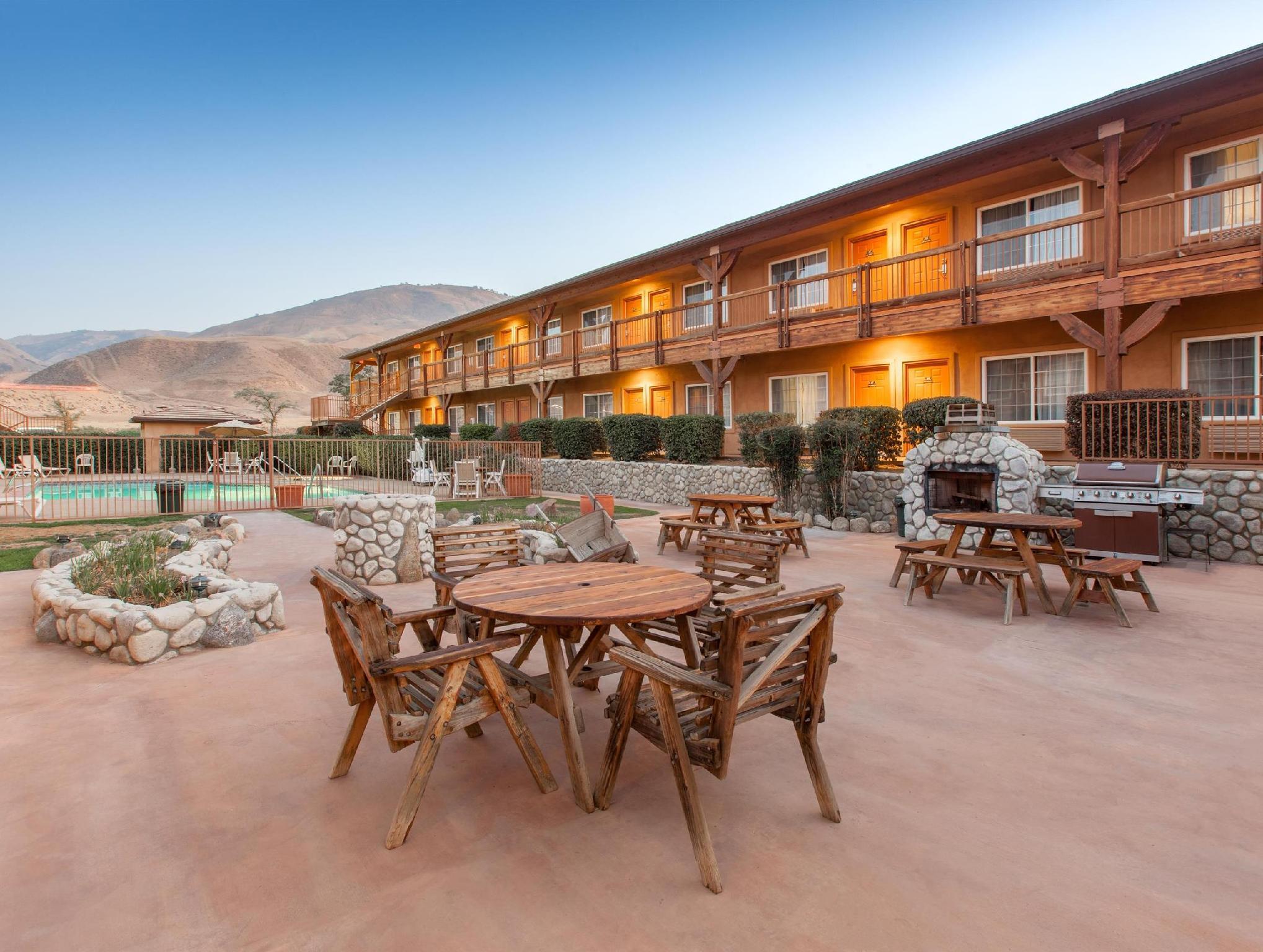 Days Inn By Wyndham Lebec Grapevine Esterno foto