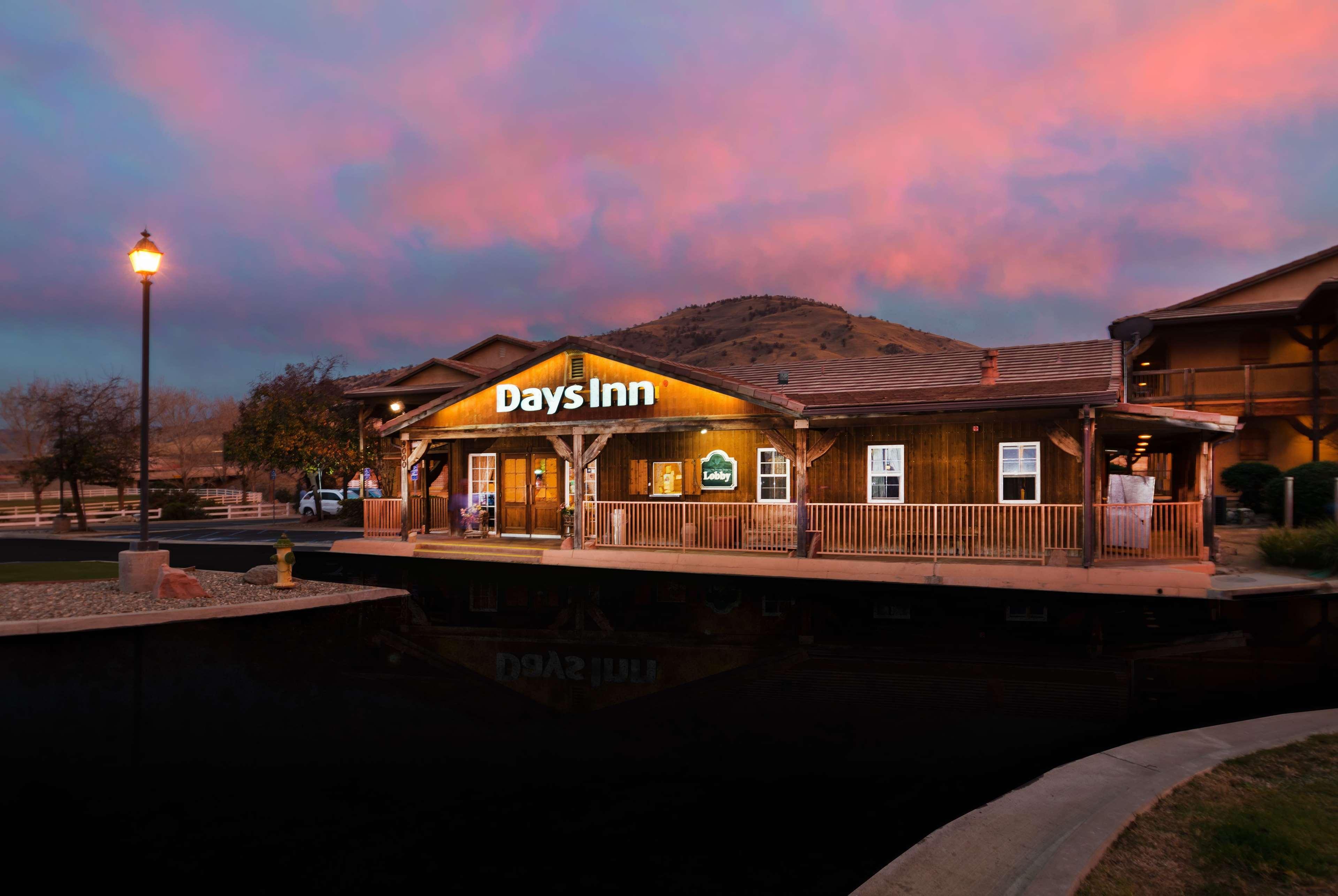 Days Inn By Wyndham Lebec Grapevine Esterno foto