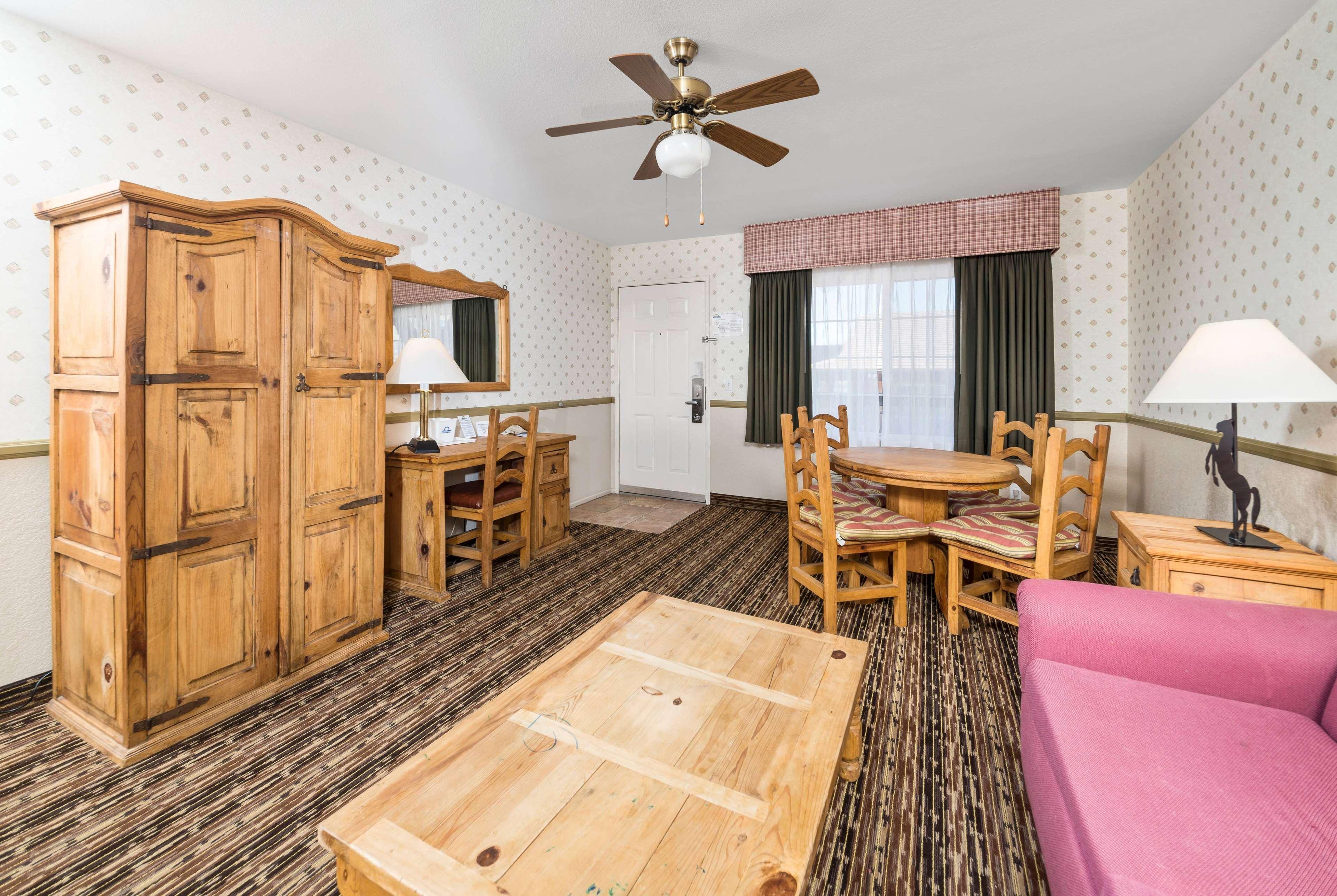 Days Inn By Wyndham Lebec Grapevine Esterno foto