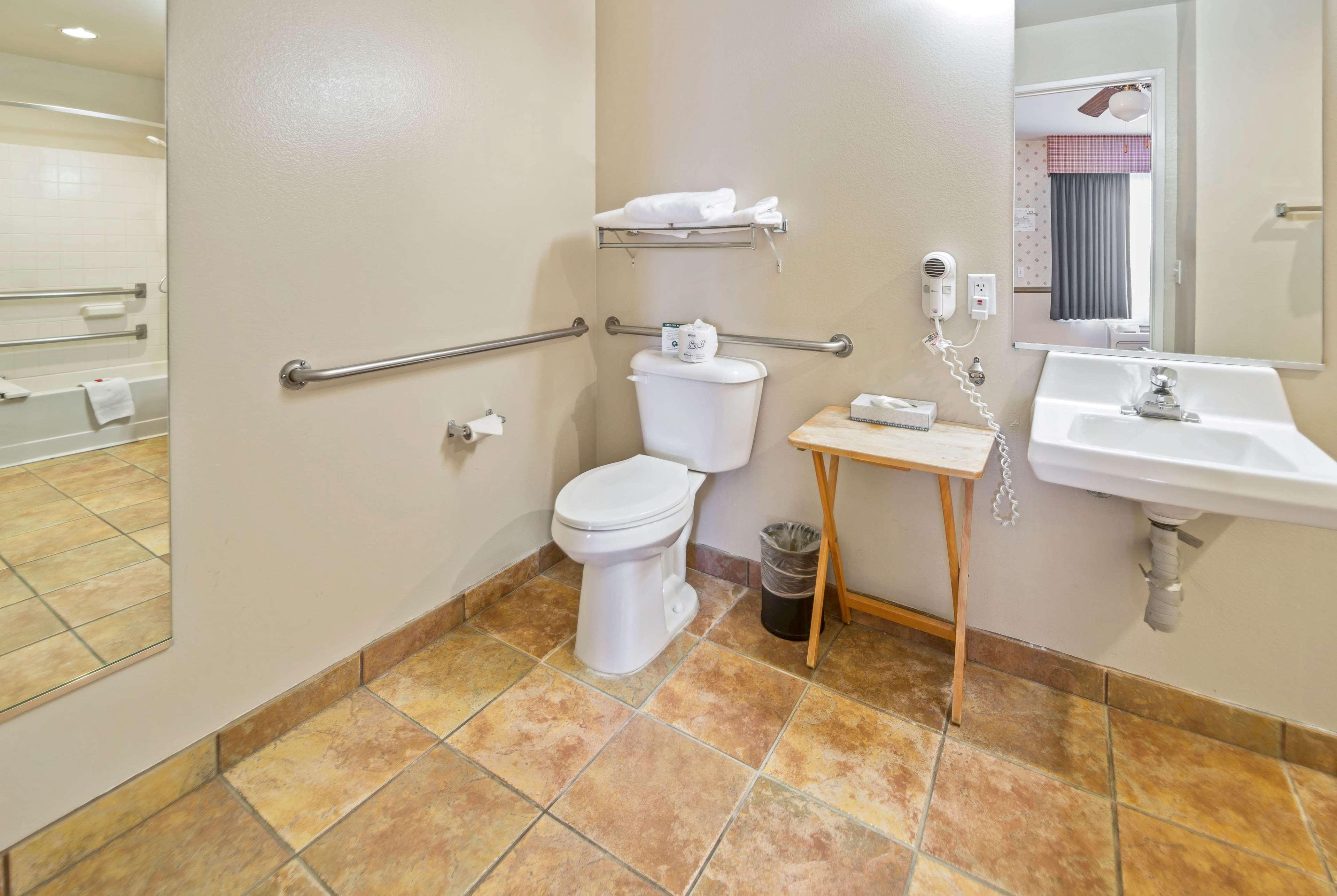 Days Inn By Wyndham Lebec Grapevine Esterno foto