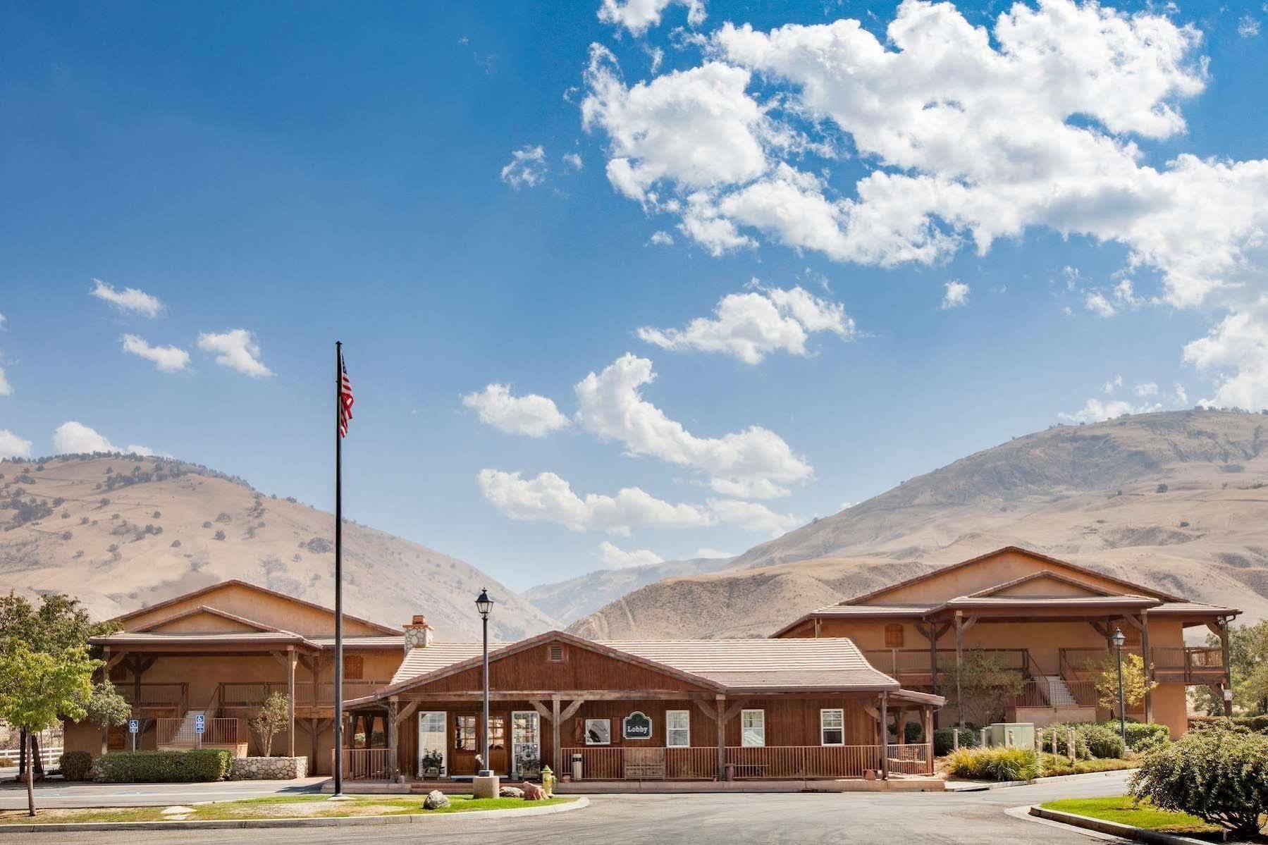 Days Inn By Wyndham Lebec Grapevine Esterno foto