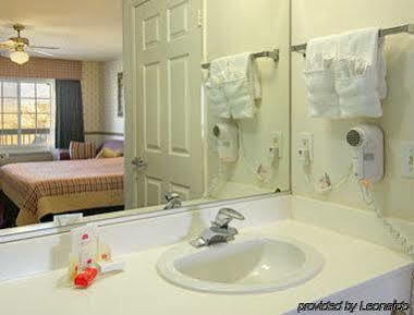 Days Inn By Wyndham Lebec Grapevine Esterno foto